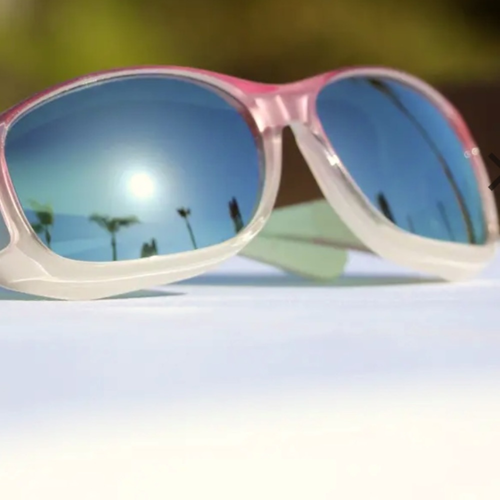 Woman’s cocoons sunglass